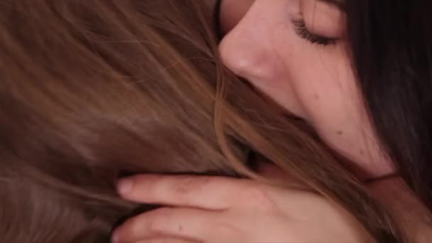 Mãe Abraços Filha Apertado Perto — Vídeo de Stock