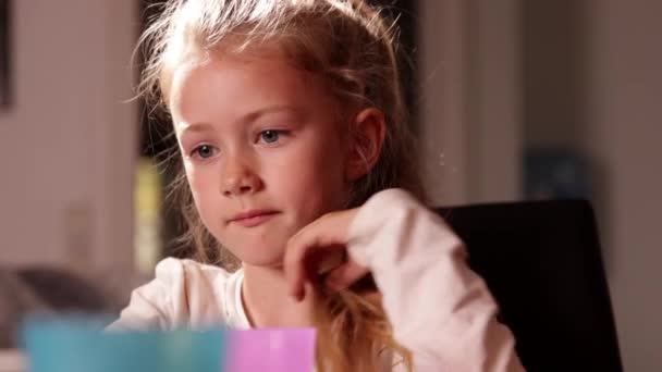 Ung Flicka Ledsen Vid Middagsbordet — Stockvideo