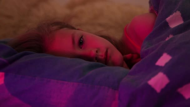 Νεαρή Κοπέλα Μόνη Στο Κρεβάτι Λυπημένη — Αρχείο Βίντεο