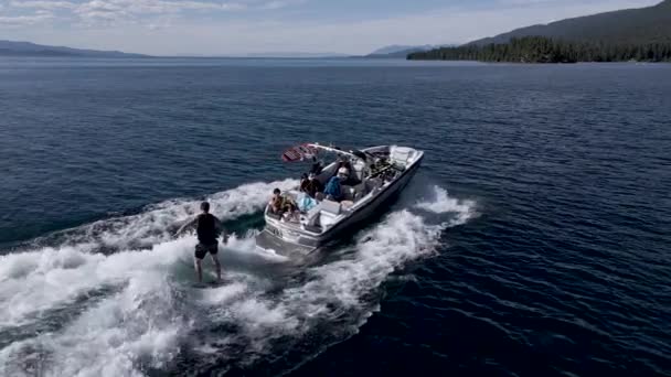 Active Man Wakeurfing Flathead Lake Och Dras Motorbåt Nära Kalispell — Stockvideo