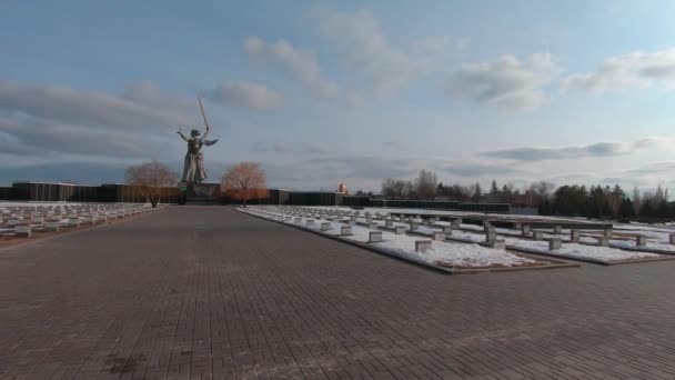 Das Vaterland Nennt Sich Statue Mit Blick Auf Den Soldatenfriedhof — Stockvideo