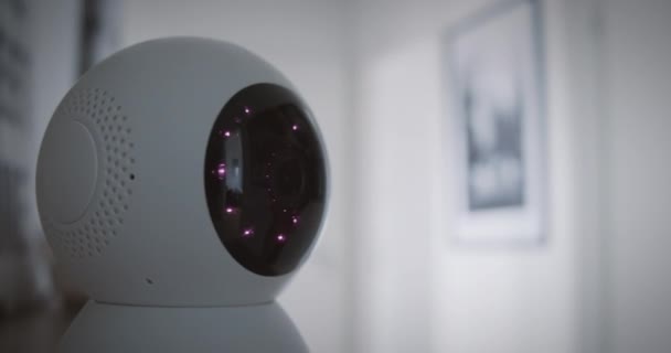 Home Biztonsági kamera követi a személyt a folyosón