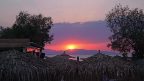 Hermosa Puesta Sol Isla Agkistri Argosaronikos Grecia Con Sombrillas Naturales — Vídeos de Stock