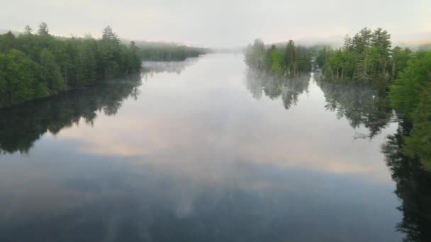 Ruhige Antenne Über Dem Flusswasser — Stockvideo