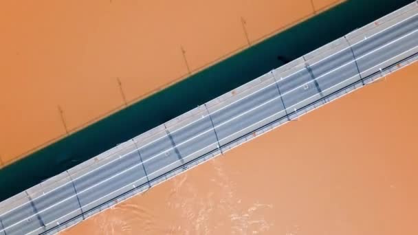 Гиперлапс Воздуха Падение Неба Космический Полет Разбить Над Мостом Шоссе — стоковое видео