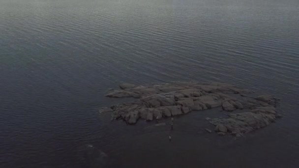 Pessoas Sobem Rocha Meio Oceano Disparam Drones — Vídeo de Stock