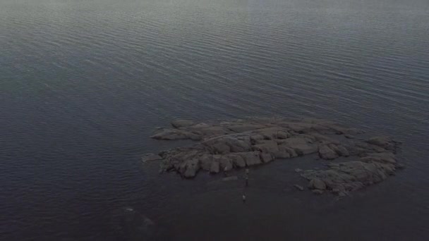 Folk Klättrar Upp Klippan Mitt Havet Drönarskott — Stockvideo