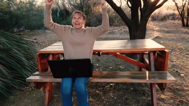 Yaşlı Olgun Kadın Elini Kaldırır Beklenmedik Güzel Haberler Aldıktan Sonra — Stok video