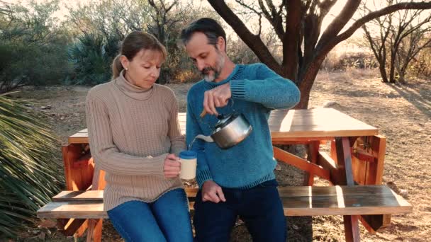 Ouderpaar Kamp Achtertuin Park Man Giet Warm Water Voor Vrouw — Stockvideo