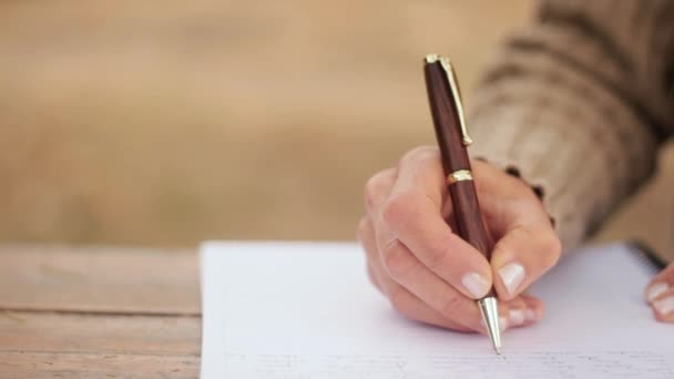 Detalle Una Mano Femenina Escribiendo Notas Sobre Papel Con Elegante — Vídeos de Stock