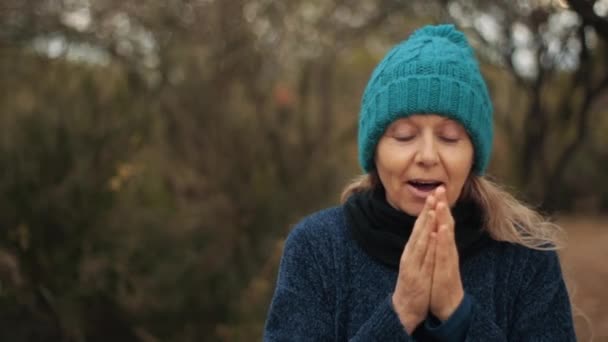 Rece Rutină Dimineața Devreme Pentru Femeie Vârstă Mijlocie Din Pădurea — Videoclip de stoc