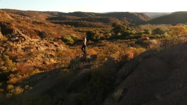 Femme Exerçant Yoga Harmonie Avec Nature Environnante Tir Aérien Drone — Video