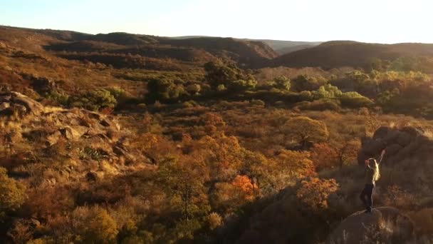 Mujer Sola Haciendo Yoga Las Montañas Con Sol Brillando Sobre — Vídeo de stock