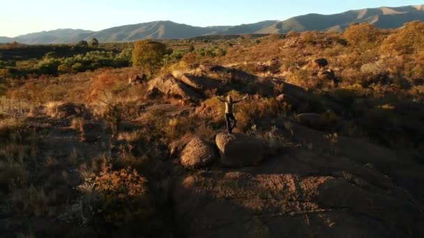 Vista Aérea Uma Mulher Realizando Meditação Ioga Equilíbrio Topo Colina — Vídeo de Stock