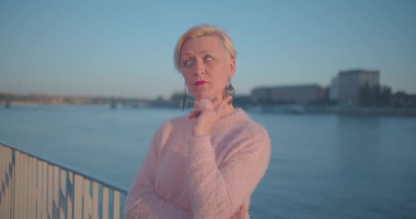 Frau Mittleren Alters Denkhaltung Statische Außenaufnahme Durch Fluss Zeitlupe — Stockvideo