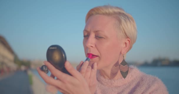 Portrét Starší Dospělé Ženy Krátkou Blond Vlasy Fixační Rtěnkou Zblízka — Stock video