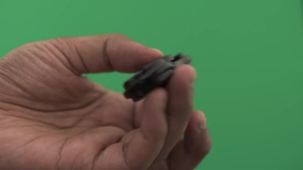 Rechte Hand Dreht Fidget Spinner Abgesperrt Green Screen — Stockvideo