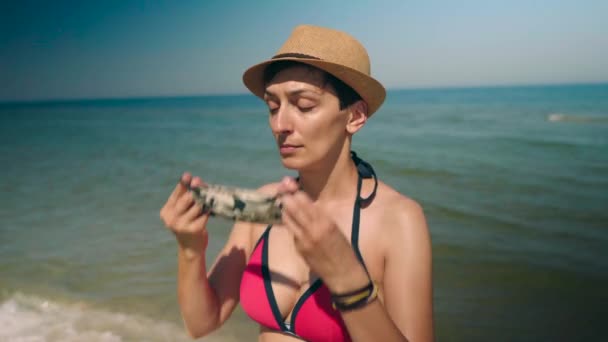 Young Woman Pink Bikini Enjoys Sun Calm Ocean Puts Face — Stock Video