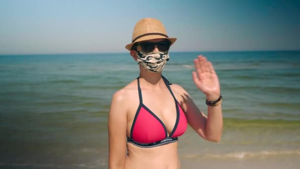 Jonge Bikini Vrouw Het Strand Met Corona Gezicht Masker Golven — Stockvideo