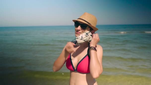 Jonge Bikini Vrouw Neemt Corona Gezichtsmasker Het Strand Golven Glimlachen — Stockvideo