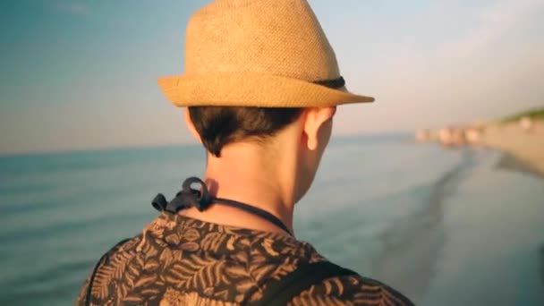 Rückansicht Einer Jungen Frau Mit Hut Beim Spazierengehen Ruhigen Strand — Stockvideo