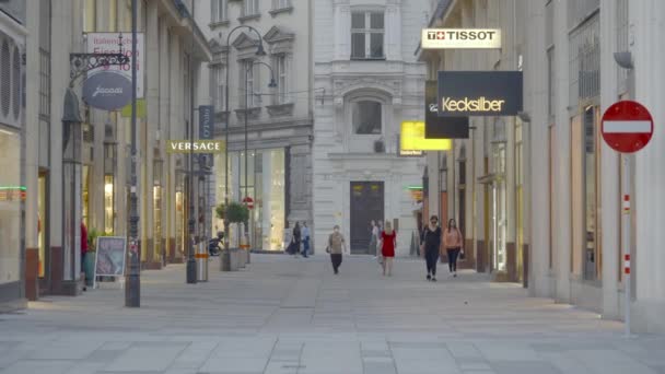 Wien Österrike Augusti 2020 Turister Promenerar Shoppinggata Centrala Wien Efter — Stockvideo