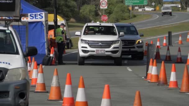 Policista Kontrolním Stanovišti Pomáhá Mluví Řidičem Uvnitř Auta Nsw Qld — Stock video