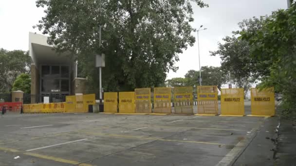 Yellow Police Barricade Placed Road Order Stop Entry Vehicles Mumbai — Stock Video