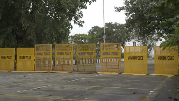 Mumbai Roads Closed Due Pandemic Coronavirus Outbreak India Yellow Barricades — Stock Video