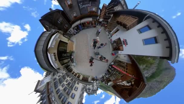 Grupa Młodzieży Spacerująca Ulicami Zermatt Szwajcaria Panorama 360 — Wideo stockowe