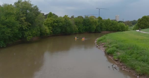Gente Che Kayak Nel Buffalo Bayou Vicino Centro Houston Questo — Video Stock