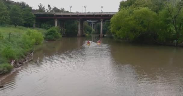 Luftaufnahme Von Kajakfahrern Auf Der Buffalo Bayou Der Nähe Der — Stockvideo