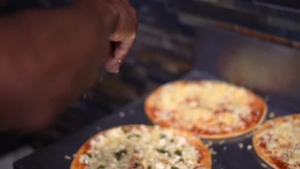 Man Membuat Pizza Menutup Tangan Menaburkan Keju 60Fps Slowmo — Stok Video