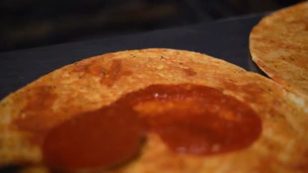 Hand Zetten Tomatenpuree Een Pizza Basen 60Fps Slowmo — Stockvideo
