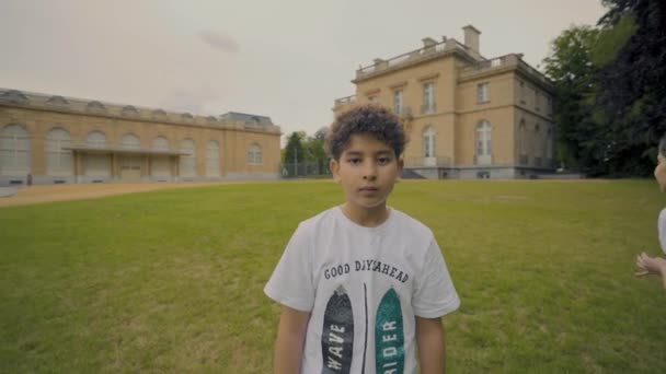 Giovane Ragazzo Marocchino Guardando Macchina Fotografica Tre Sessanta Gradi Arco — Video Stock