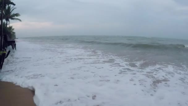 Pequeñas Olas Playa Desierta Atardecer — Vídeo de stock