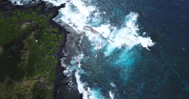 Velký ostrov Hawai i, kde jsou krásné kontrasty černé, zelené a modré, vše zobrazeno shora.