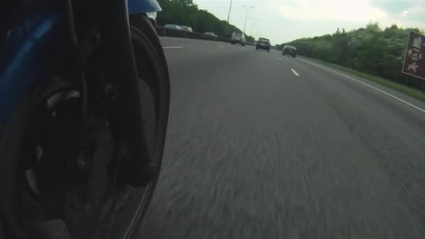 Verrückte Kamera Fährt Motorrad Rasend Eine Autobahn Hinunter Kamera Bewegt — Stockvideo