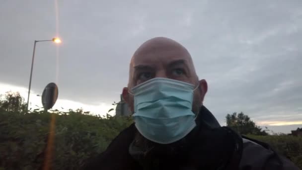 Man Het Werk Draagt Uniform Pbm Gezichtsmasker Tegen Corona Virus — Stockvideo