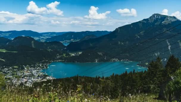 昼はオーストリアのザルツブルクで 象徴的なケーブルカー 動く雲 ボート 影と共に時間を過ごすことができます 美しい湖の絶景 — ストック動画