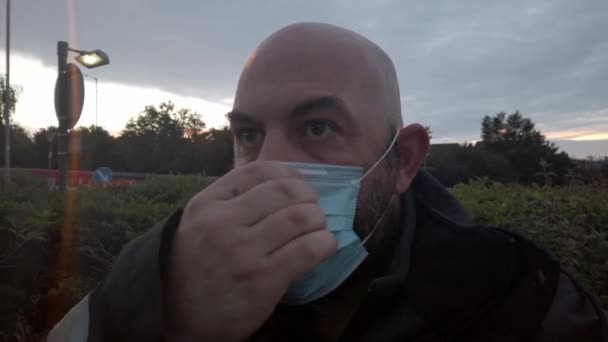 Mann Uniform Passt Psa Gesichtsmaske Bei Sonnenaufgang Gegen Coronavirus — Stockvideo