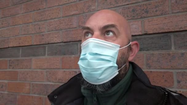 Mannelijke Bewaker Beschermende Corona Virus Medische Ppe Masker — Stockvideo