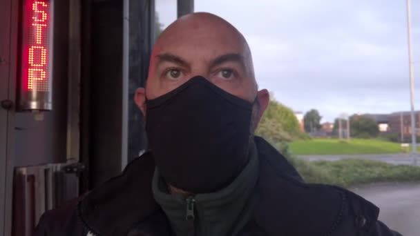 Mann Öffnet Autowaschanlage Mit Psa Coronavirus Gesichtsmaske Bei Digitalem Stoppschild — Stockvideo