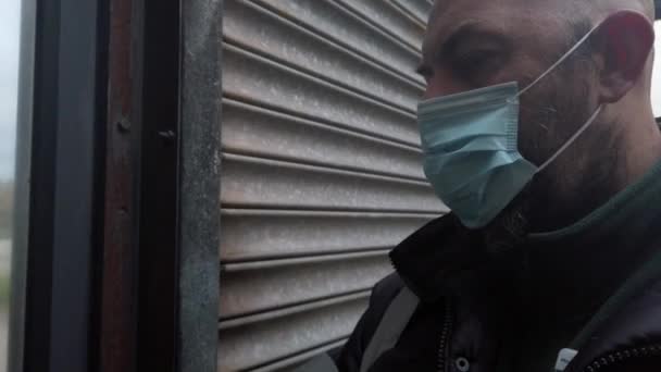 Männchen Öffnet Sicherheitsrollladen Mit Psa Coronavirus Gesichtsmaske — Stockvideo