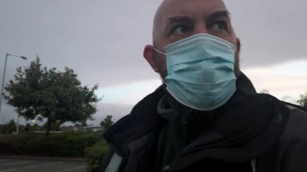 Man Arbetsplatsen Bär Uniform Och Ppe Ansikte Mask Mot Koronavirus — Stockvideo