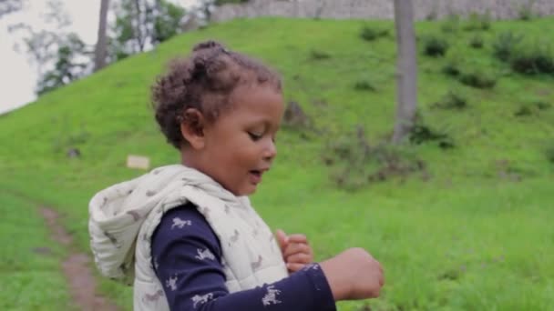 Menina Negra Tímida Conectando Natureza Helme Portugal — Vídeo de Stock