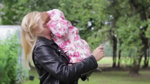 Χαρούμενη Μικτή Οικογενειακή Σκηνή Στο Πάρκο Την Ευρωπαία Ξανθιά Μαμά — Αρχείο Βίντεο