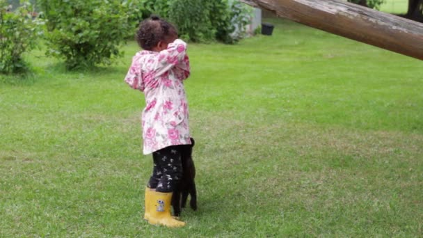 Kleines Afrikanisches Mädchen Spielt Verstecken Mit Ihrer Süßen Flauschigen Schwarzen — Stockvideo