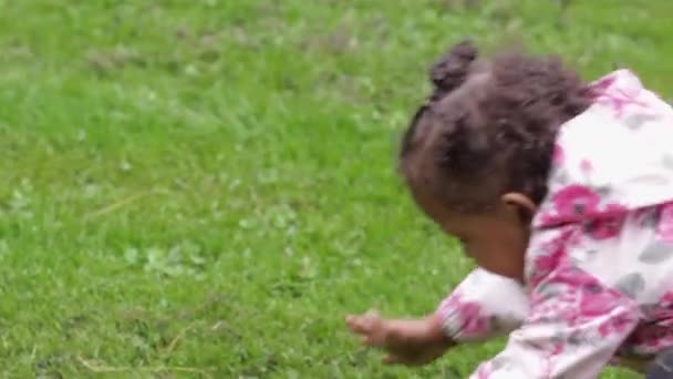 Adorável Menina Africana Capa Chuva Rosa Joga Grama Jardim Mãe — Vídeo de Stock