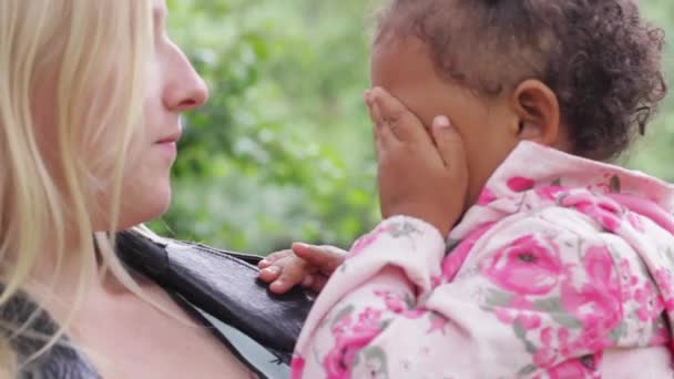 Timido Ragazza Nera Piangendo Sulla Spalla Sua Madre — Video Stock